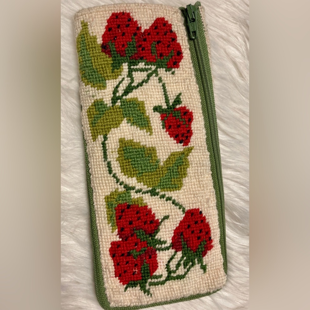 VINTAGE HANDMADE NEEDLEPOINT GLASSES CASE *~*~strawberries*~*~* PRECIOUS!